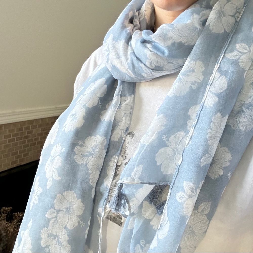 NWT lightweight scarf